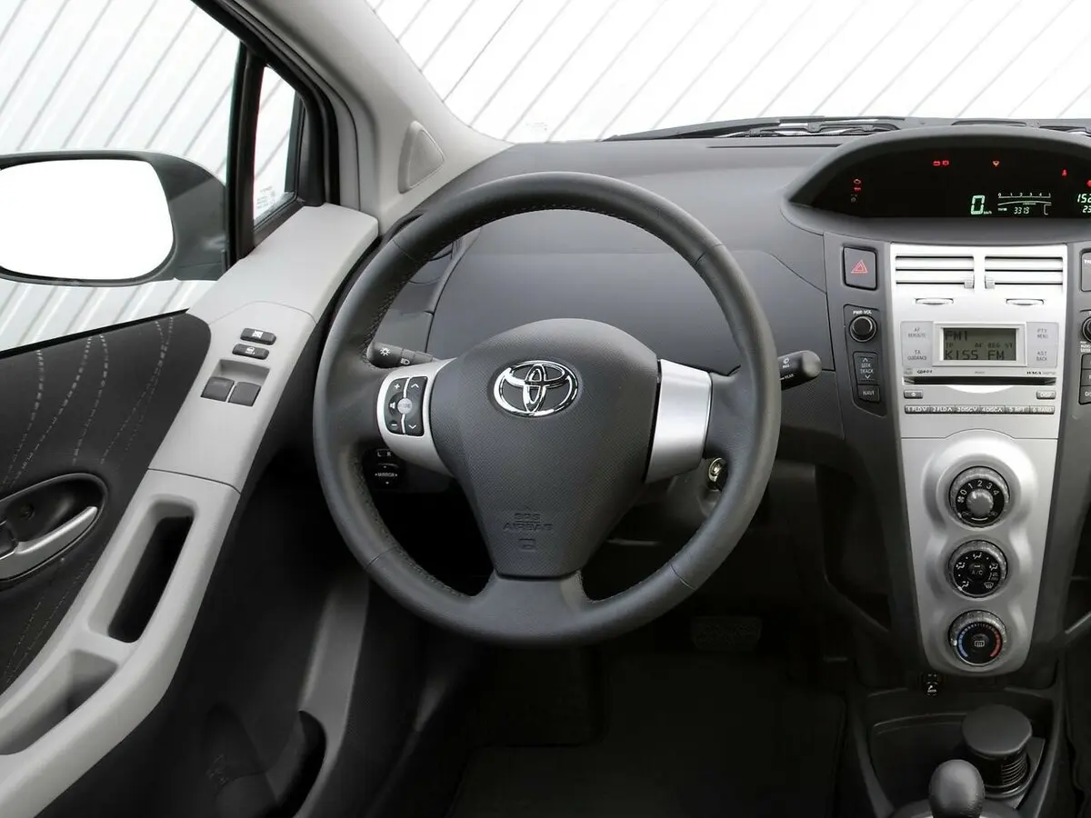 Toyota Yaris II Хэтчбек 3 дв. — сүрөт 8