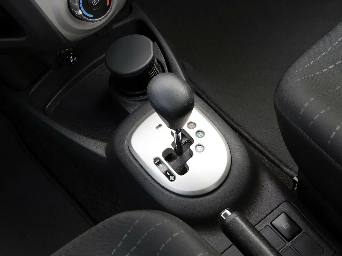Toyota Yaris II Хэтчбек 3 дв. — сүрөт 9