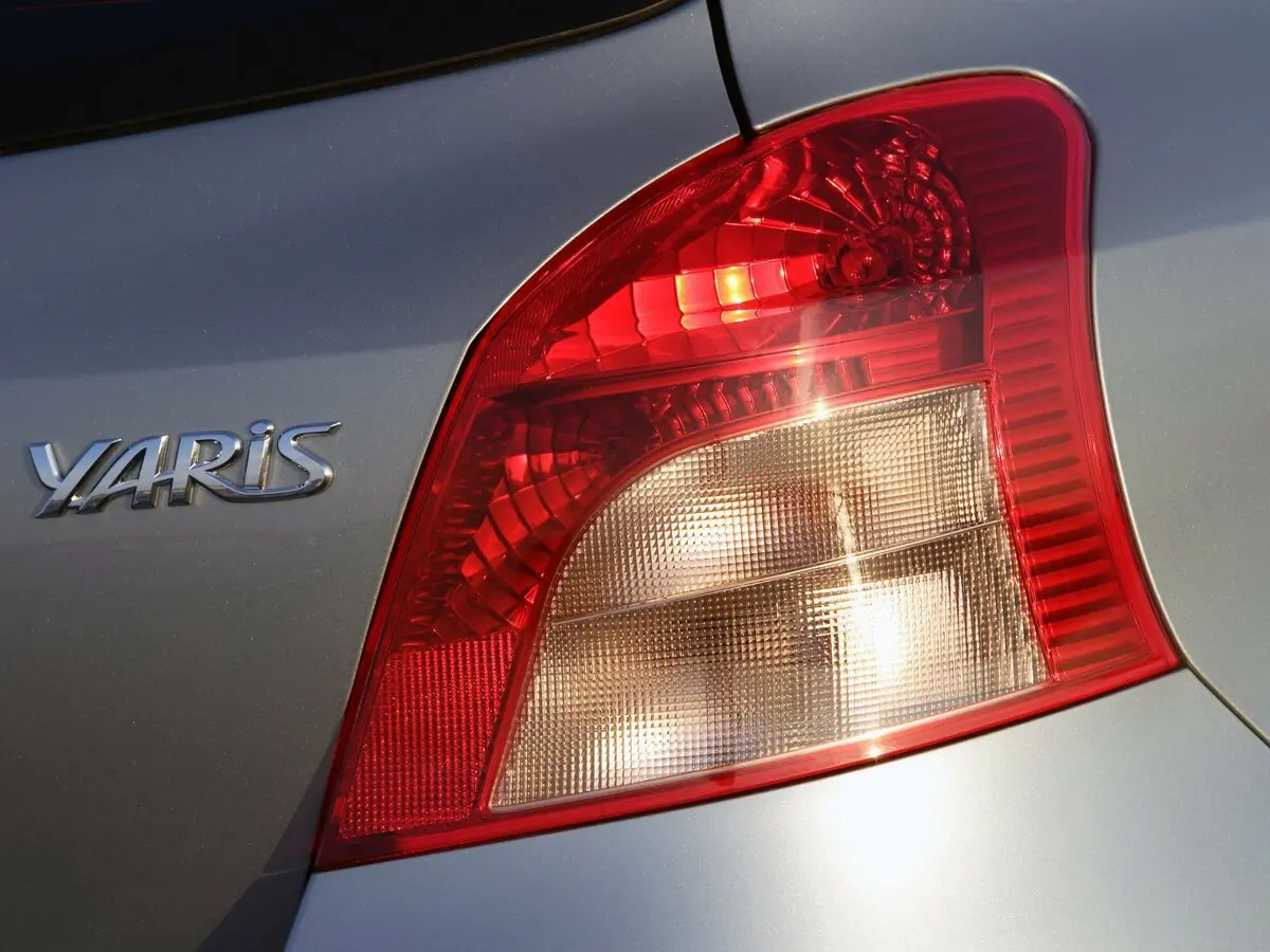 Toyota Yaris II Хэтчбек 3 дв. — сүрөт 11
