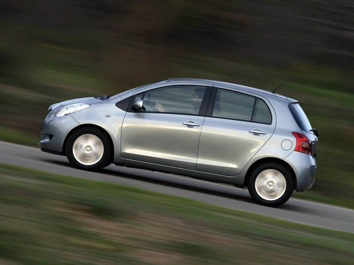 Toyota Yaris II Хэтчбек 5 дв. — сүрөт 2