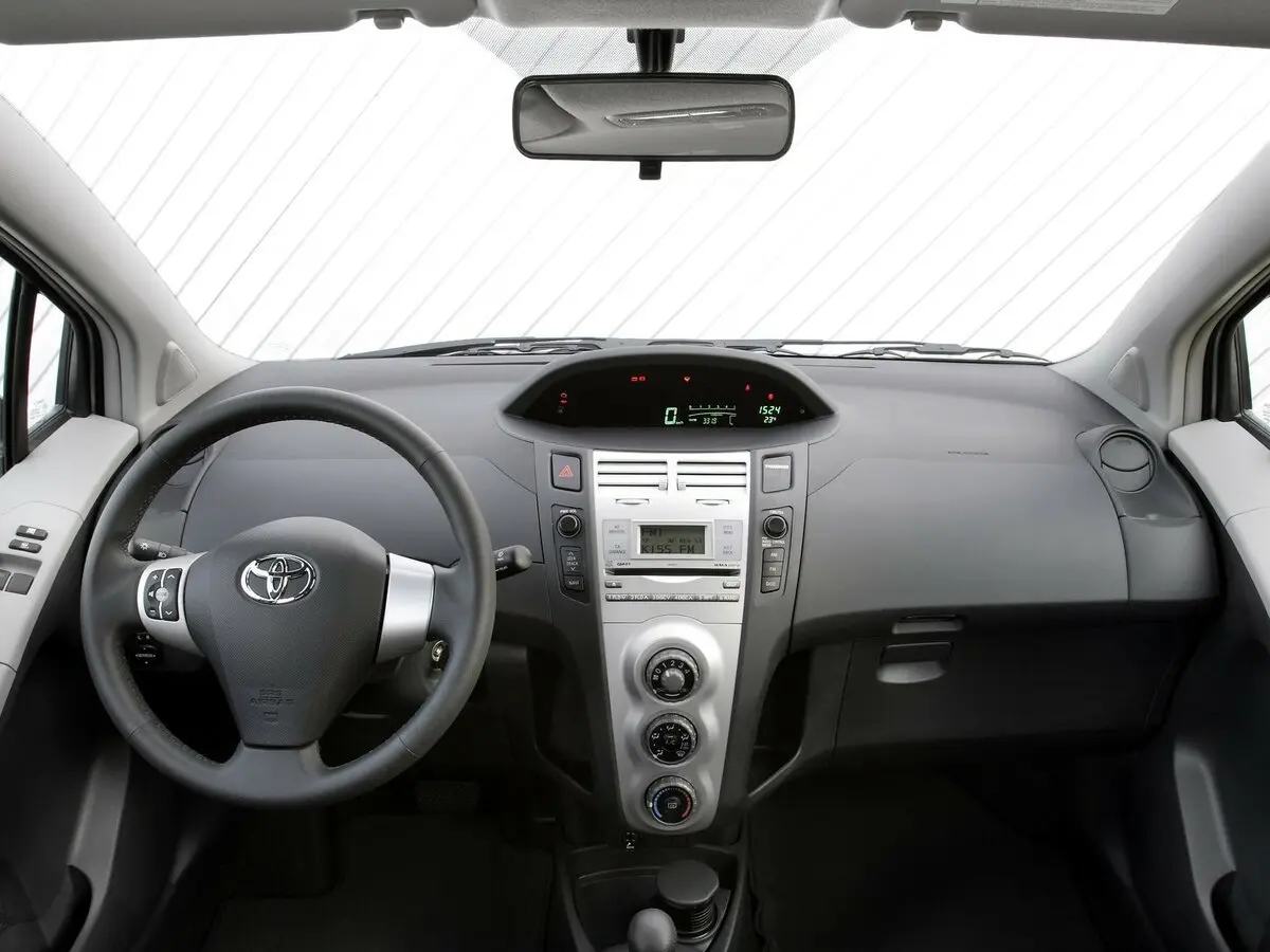 Toyota Yaris II Хэтчбек 5 дв. — сүрөт 6