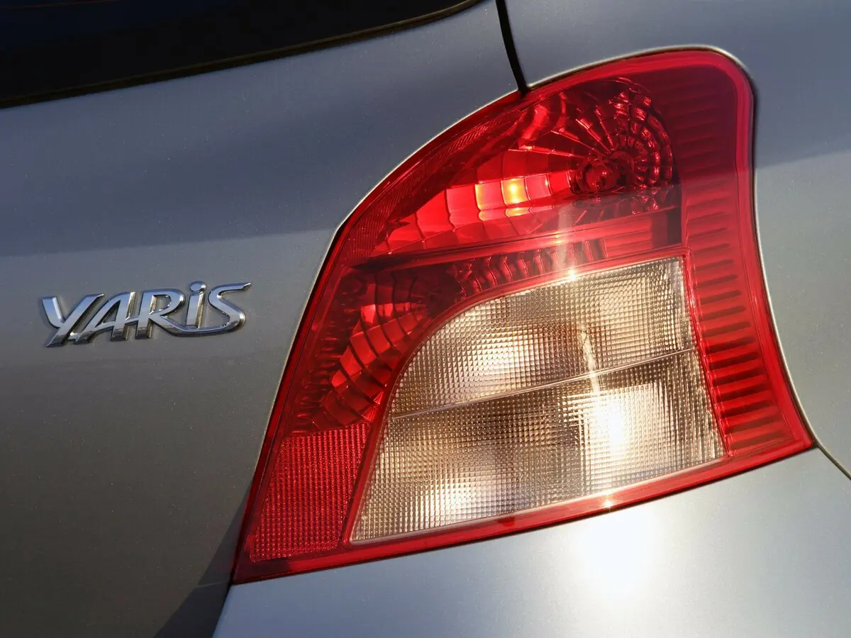 Toyota Yaris II Хэтчбек 5 дв. — сүрөт 12