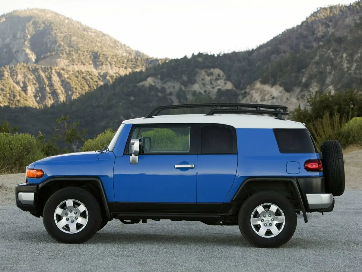 Toyota FJ Cruiser 2006 – 2022 Внедорожник 5 дв. — фото 2