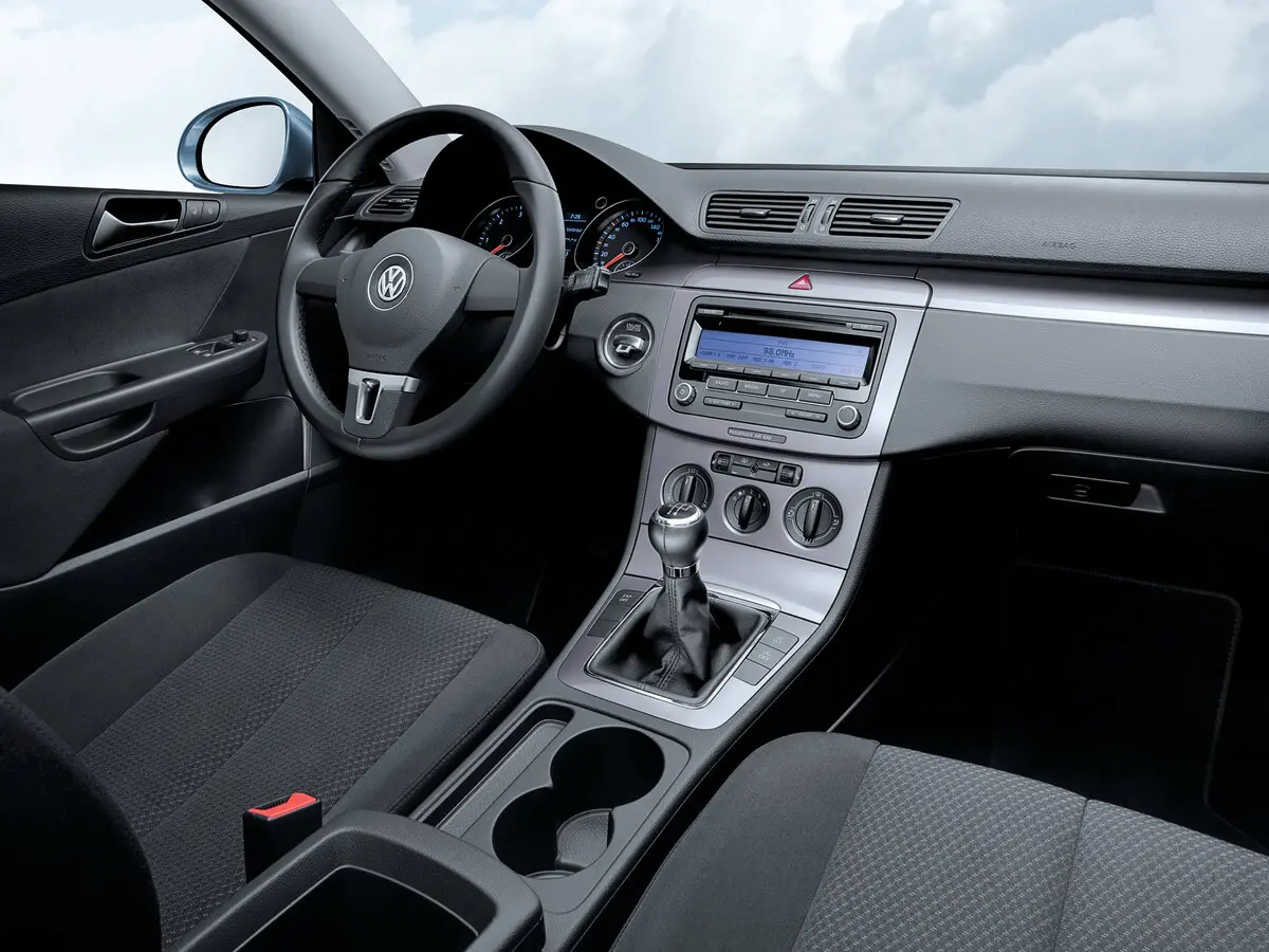 Volkswagen Passat B6 Седан — фото 7