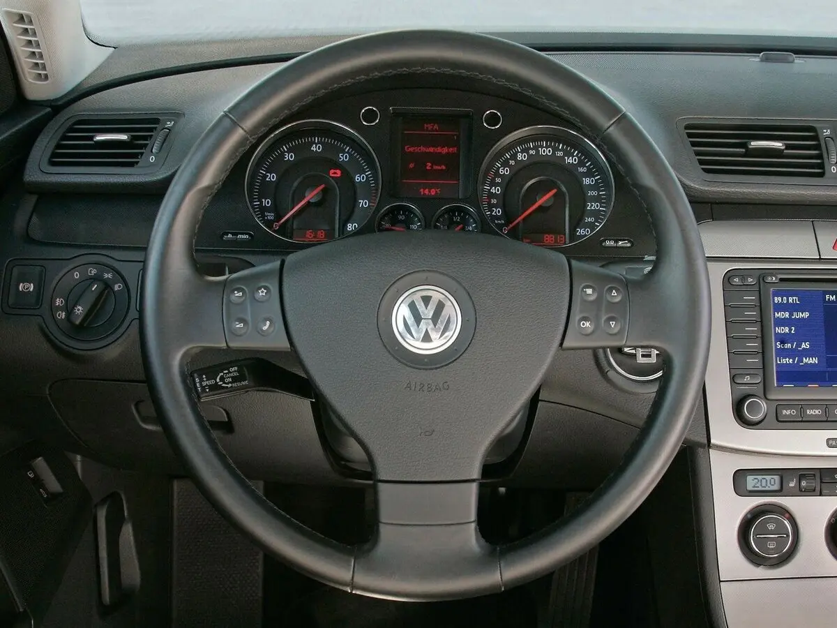 Volkswagen Passat B6 Седан — фото 10