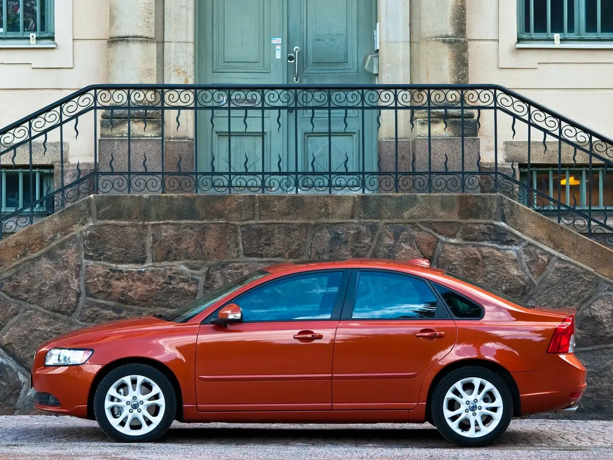 Volvo S40 II Рестайлинг Седан — сүрөт 2