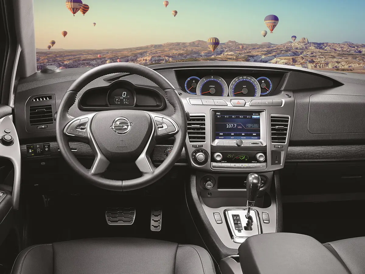 SsangYong Korando Turismo I Рестайлинг Минивэн — фото 4