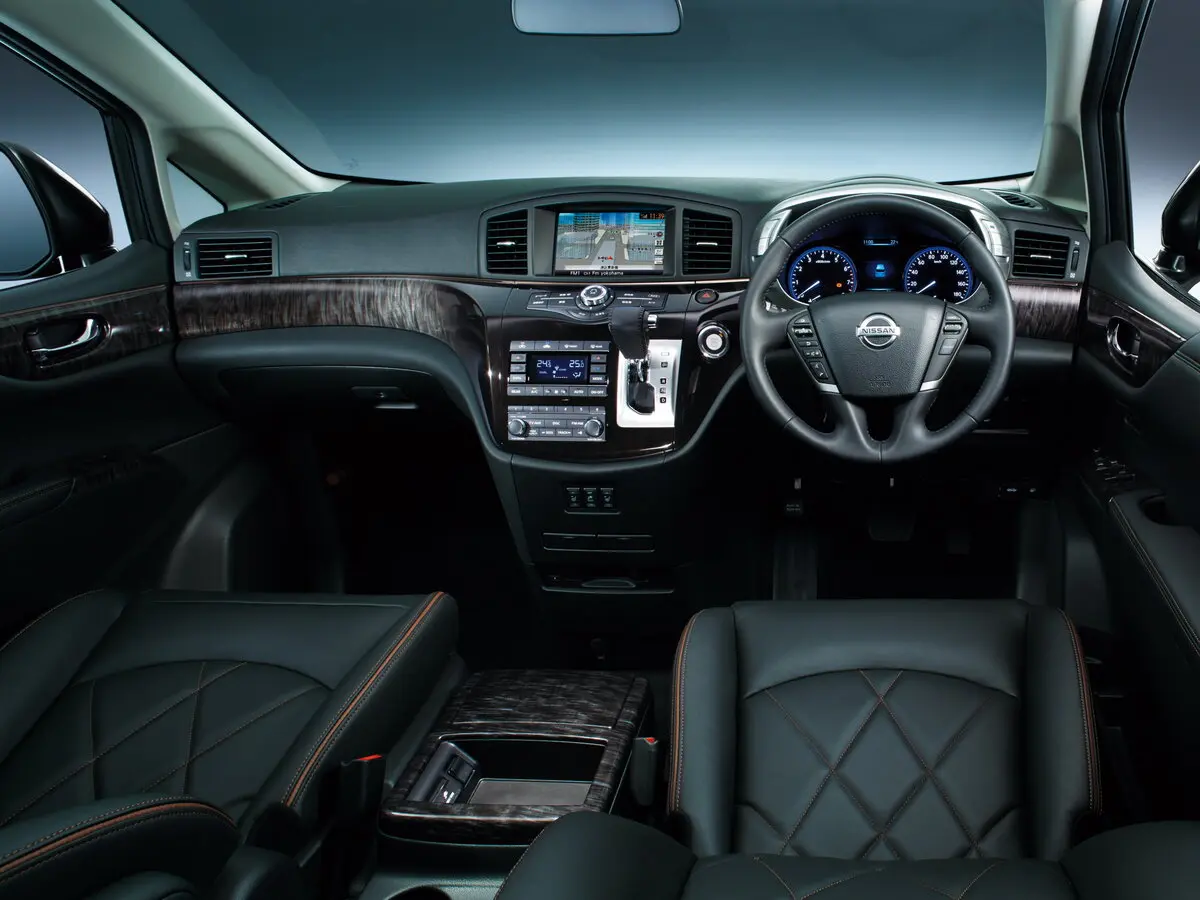 Nissan Elgrand III (E52) Рестайлинг Минивэн — 照片 6