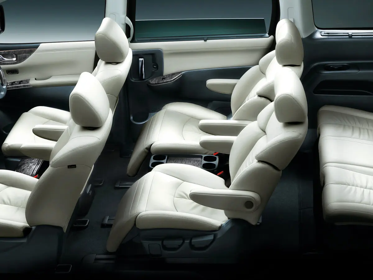 Nissan Elgrand III (E52) Рестайлинг Минивэн — 照片 8