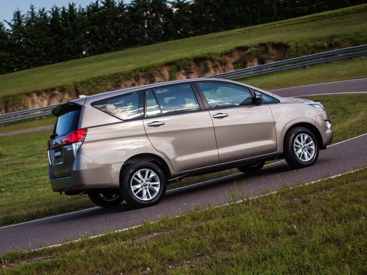 Toyota Innova II Компактвэн — фото 2