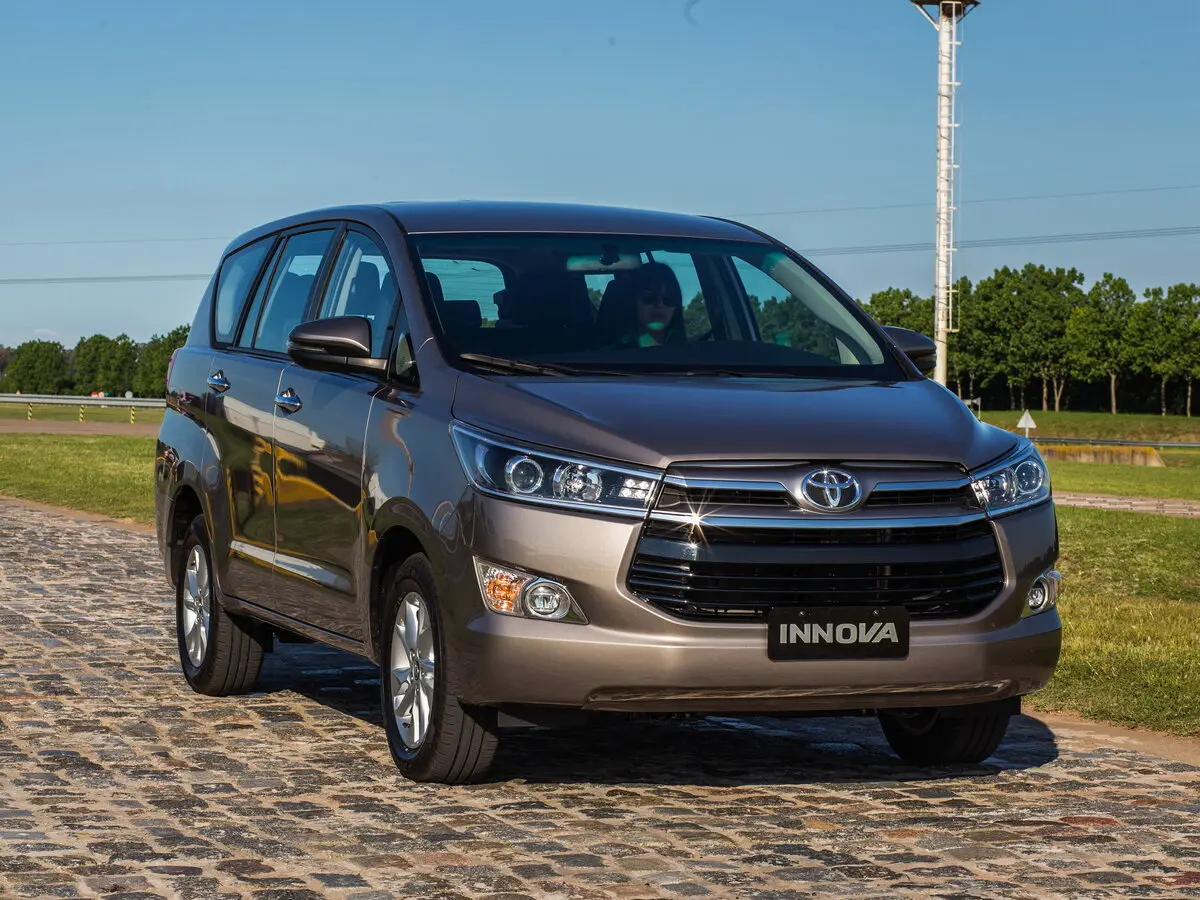 Toyota Innova II Компактвэн — фото 3