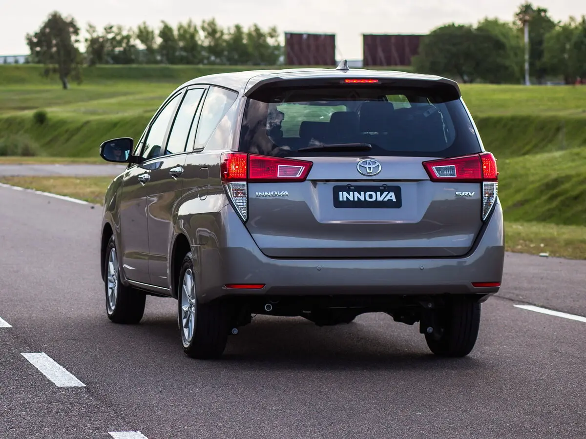 Toyota Innova II Компактвэн — фото 4