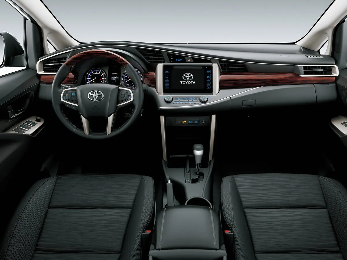 Toyota Innova II Компактвэн — фото 5