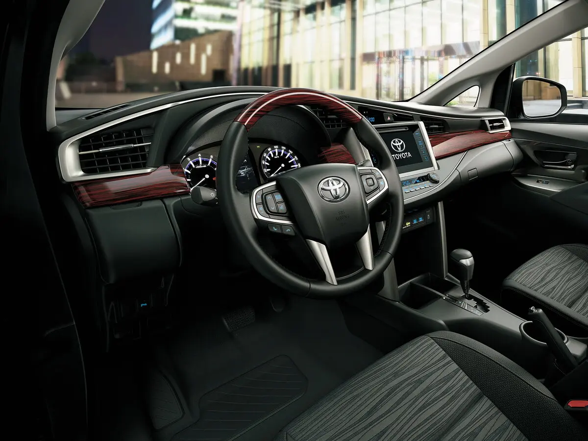Toyota Innova II Компактвэн — фото 6