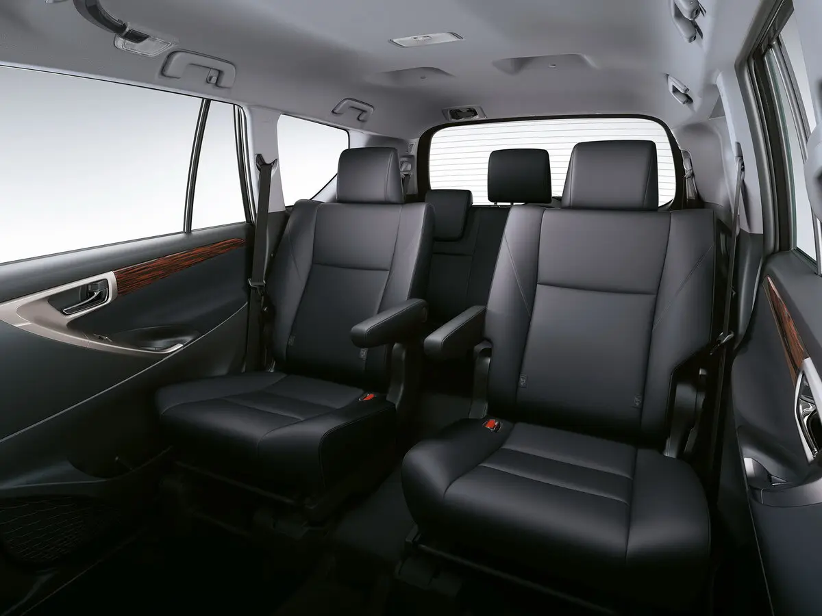 Toyota Innova II Компактвэн — фото 8
