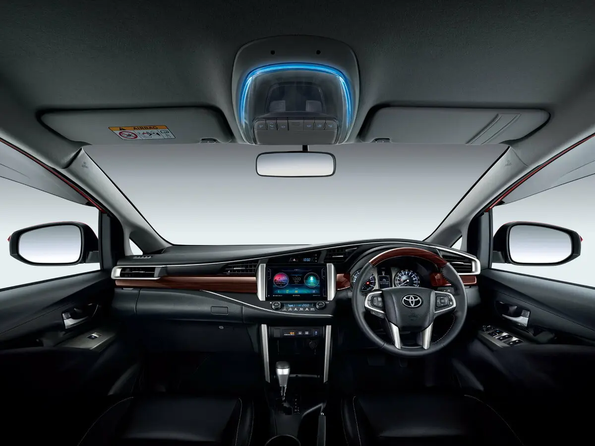 Toyota Innova II Компактвэн — фото 10
