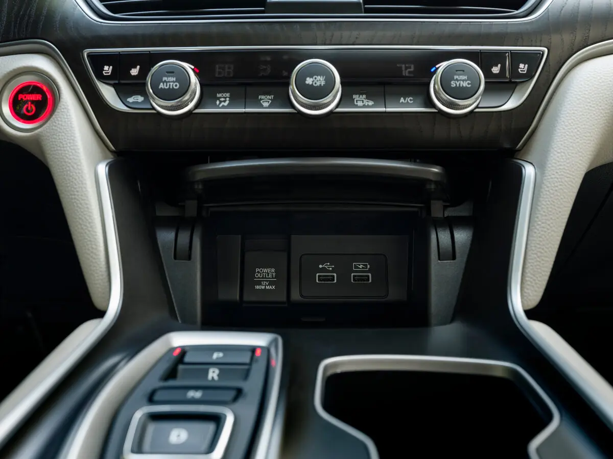 Honda Accord X Рестайлинг Седан — фото 14