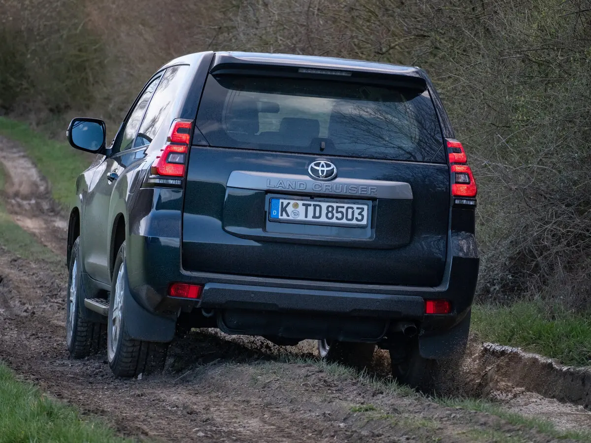 Toyota Land Cruiser Prado 150 Series Рестайлинг 2 Внедорожник 3 дв. — фото 4