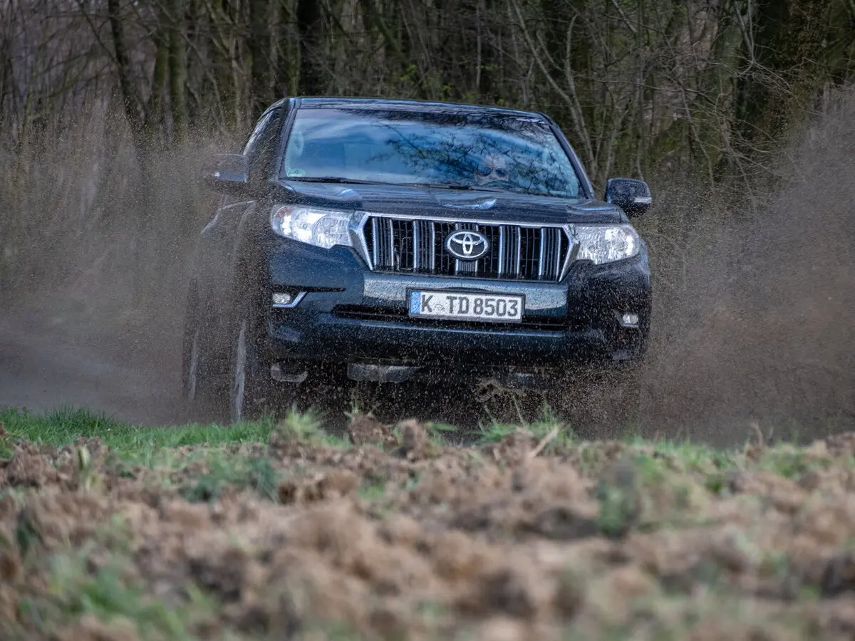 Toyota Land Cruiser Prado 150 Series Рестайлинг 3 Внедорожник 3 дв. — фото 2