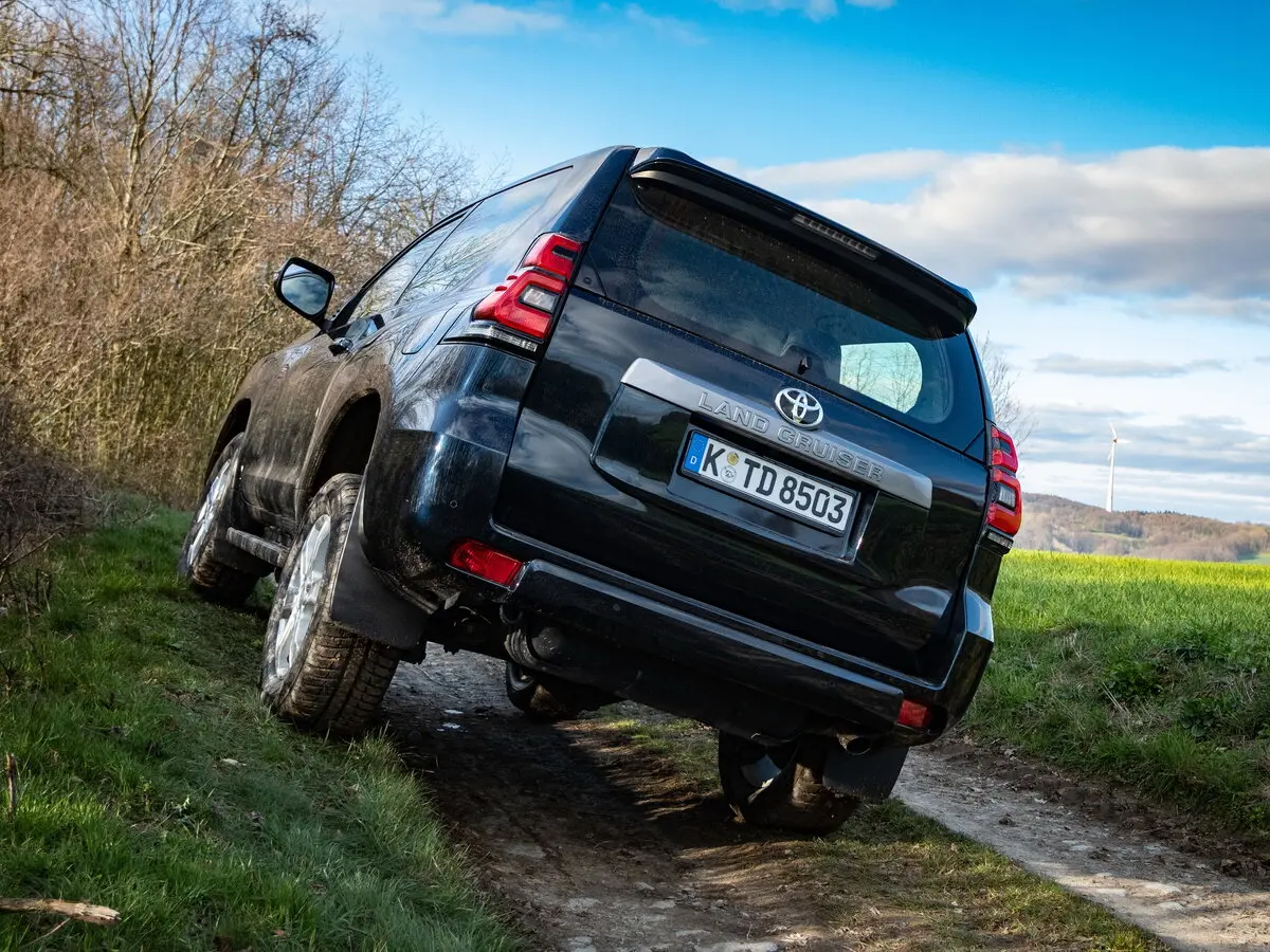 Toyota Land Cruiser Prado 150 Series Рестайлинг 3 Внедорожник 3 дв. — фото 3