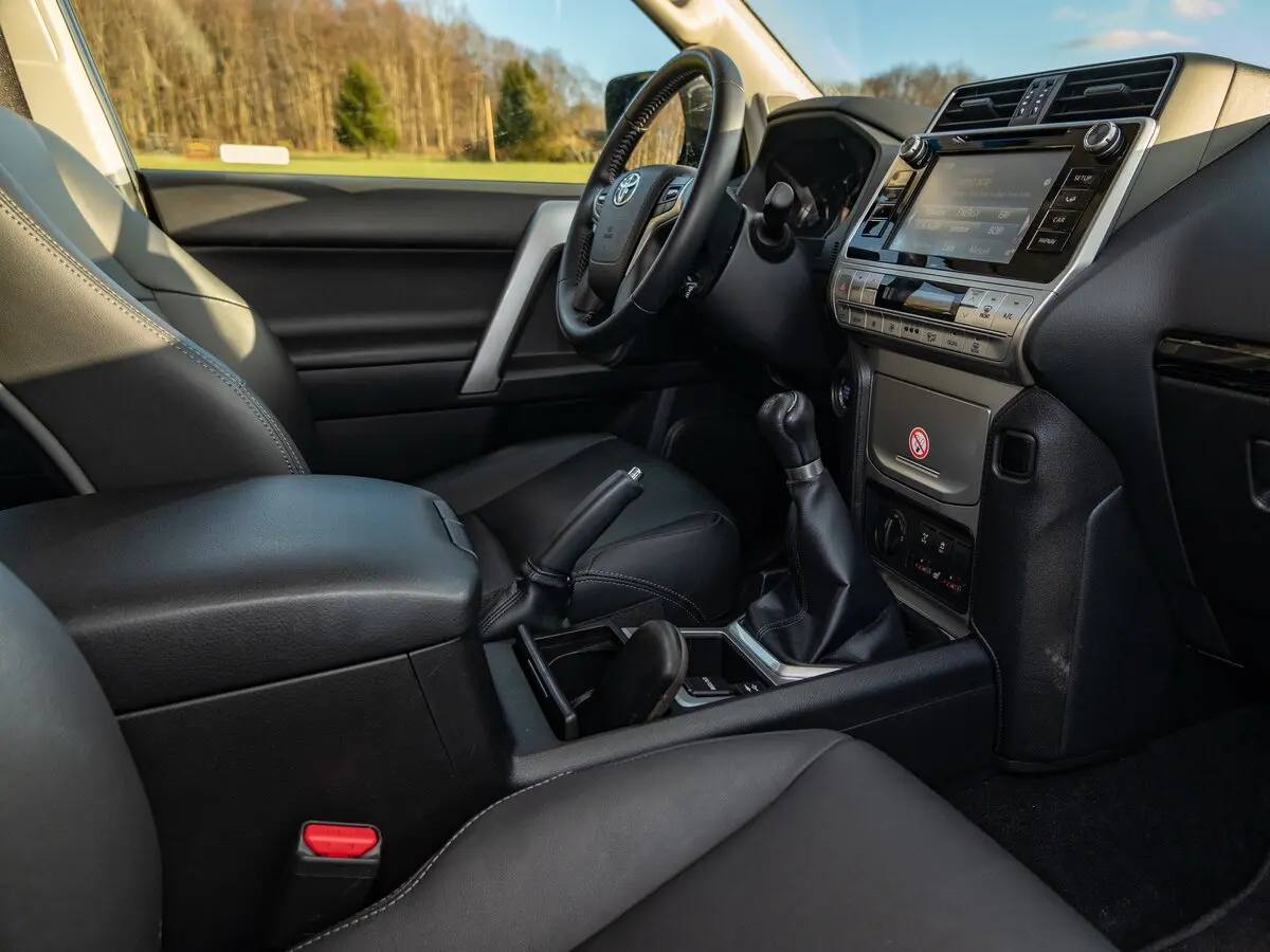 Toyota Land Cruiser Prado 150 Series Рестайлинг 3 Внедорожник 3 дв. — фото 5
