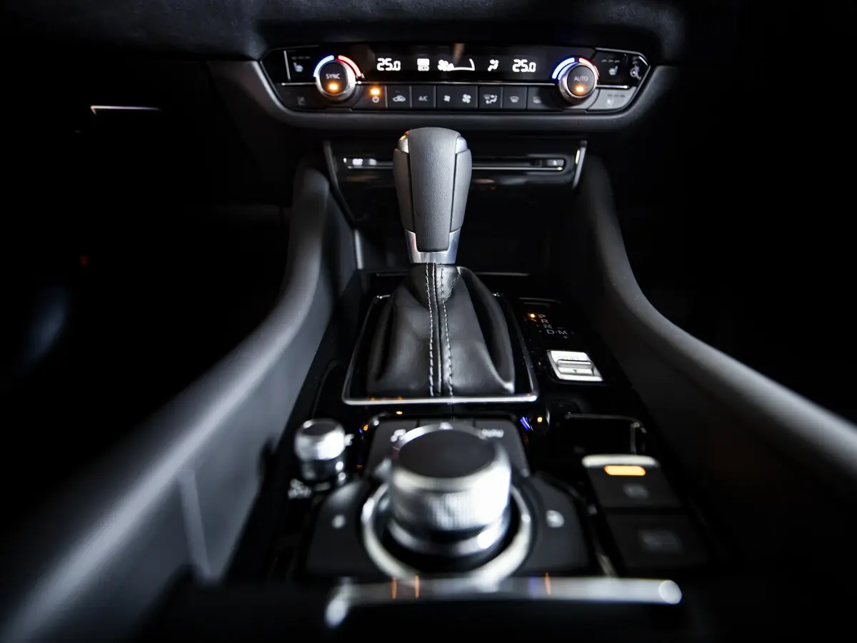 Mazda Atenza III Рестайлинг 2 Седан — сүрөт 10