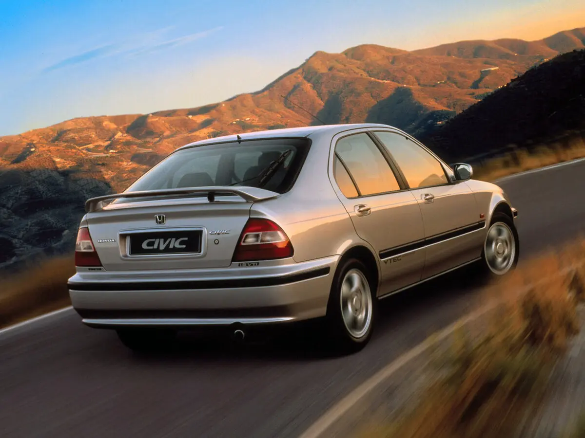 Honda Civic VI Рестайлинг Фастбек — фото 2