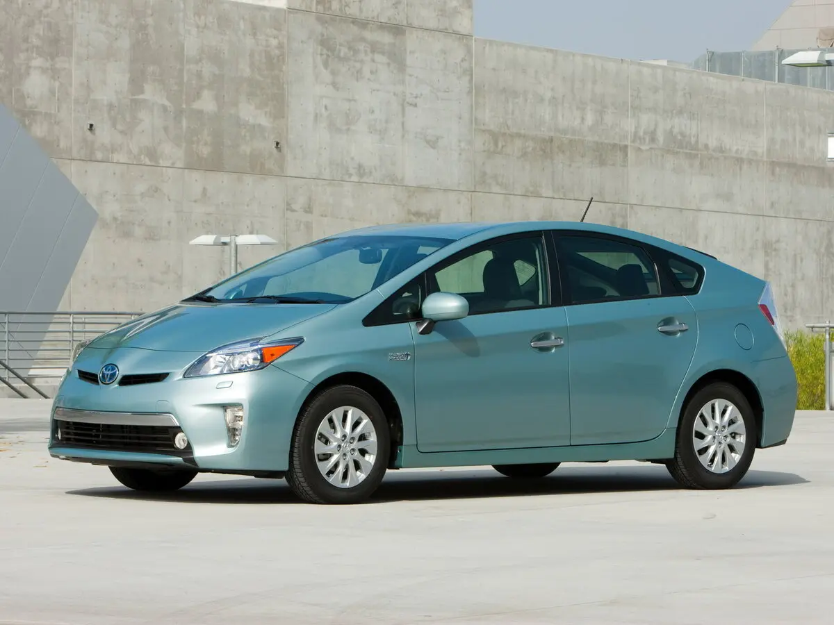 Toyota Prius III Рестайлинг (XW30) Лифтбек PHV