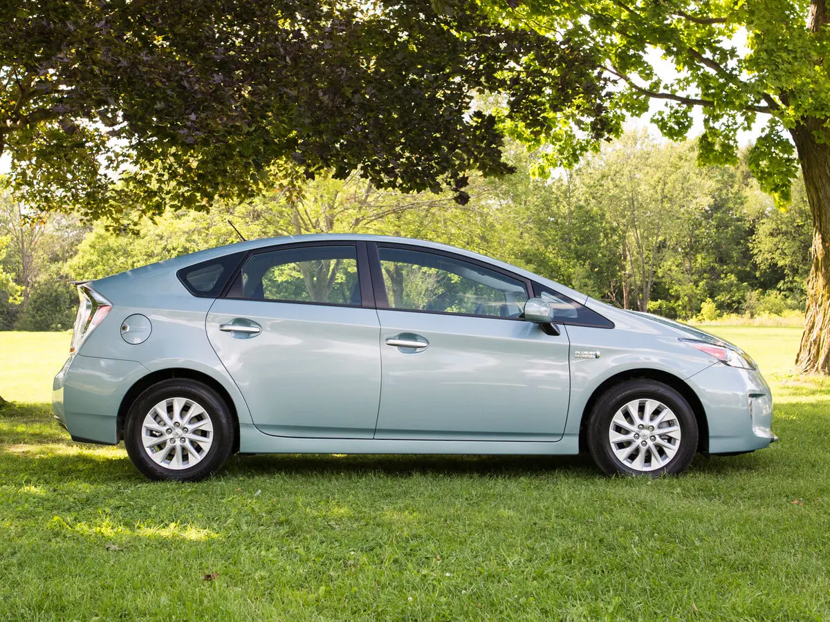 Toyota Prius III Рестайлинг (XW30) Лифтбек PHV — фото 2