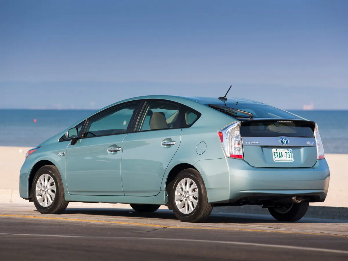 Toyota Prius III Рестайлинг (XW30) Лифтбек PHV — фото 5