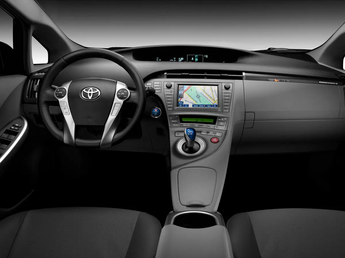 Toyota Prius III Рестайлинг (XW30) Лифтбек PHV — фото 6