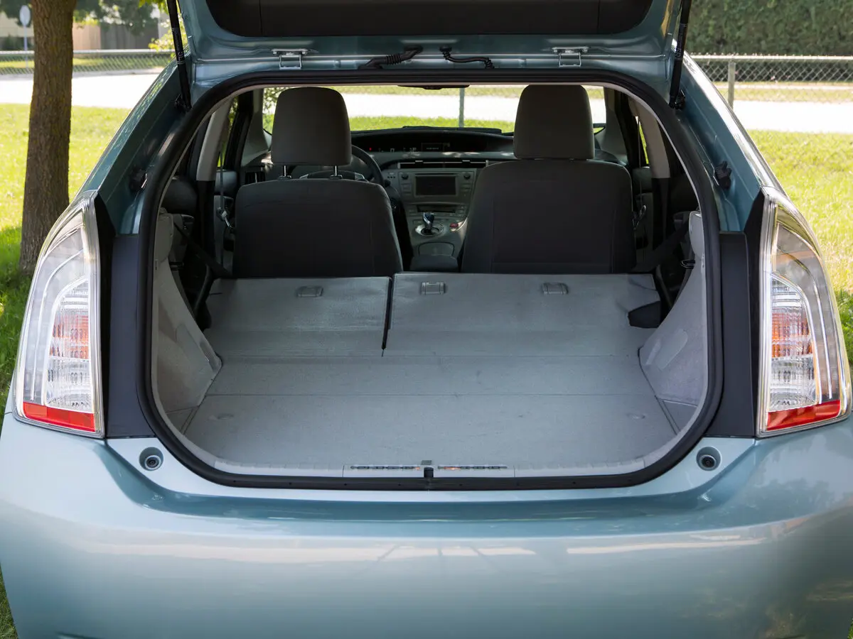 Toyota Prius III Рестайлинг (XW30) Лифтбек PHV — фото 8