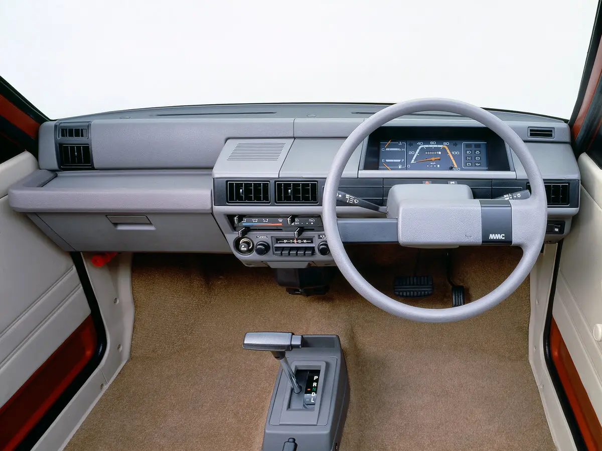 Mitsubishi Minica V Хэтчбек 3 дв. — сүрөт 2
