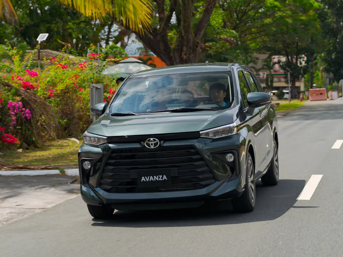 Toyota Avanza III Минивэн — photo 2