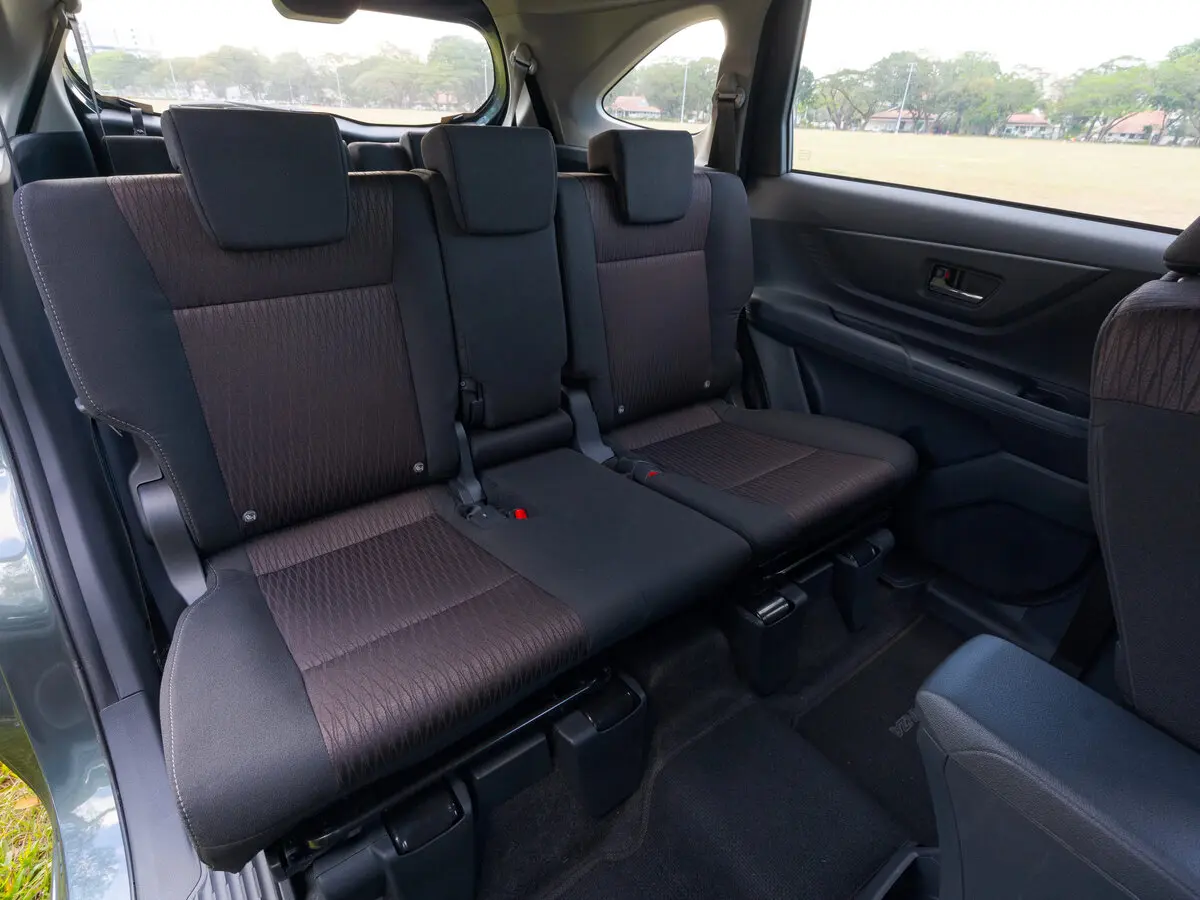 Toyota Avanza III Минивэн — photo 5