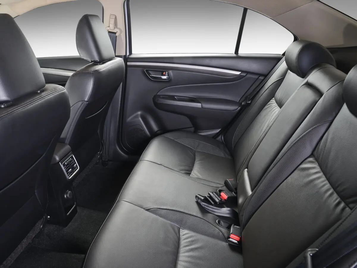 Suzuki Ciaz I Седан — сүрөт 9