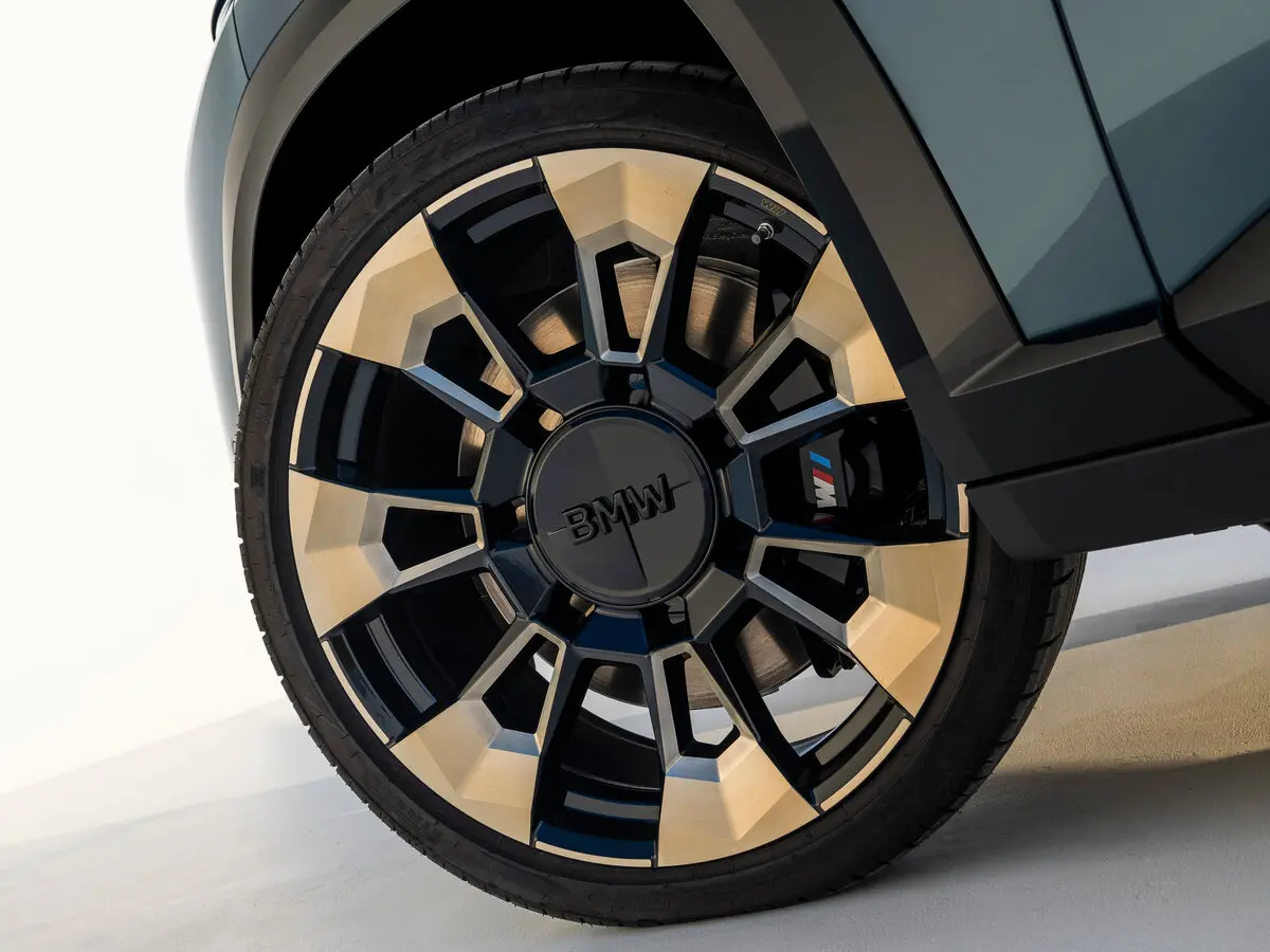 BMW XM 2022 – н.в. Внедорожник 5 дв. — 照片 13