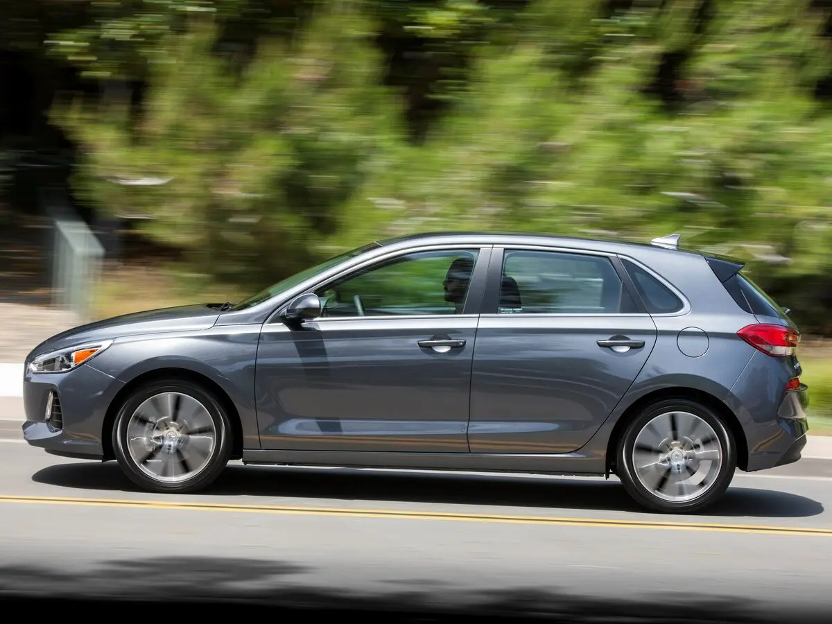 Hyundai Elantra VI (AD) Хэтчбек 5 дв. GT — сүрөт 2