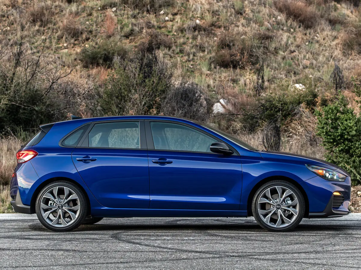 Hyundai Elantra VI (AD) Рестайлинг Хэтчбек 5 дв. GT — сүрөт 2