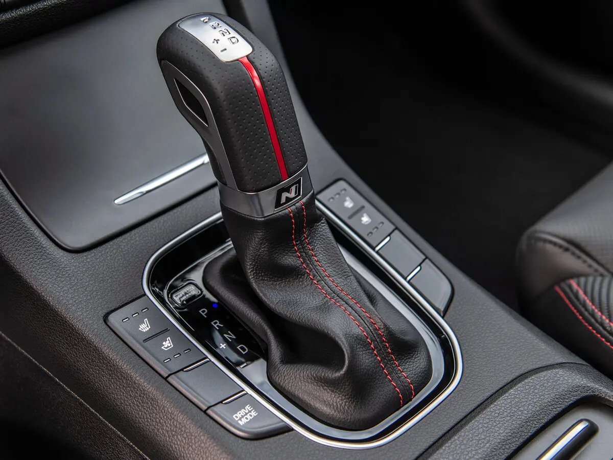 Hyundai Elantra VI (AD) Рестайлинг Хэтчбек 5 дв. GT — сүрөт 9