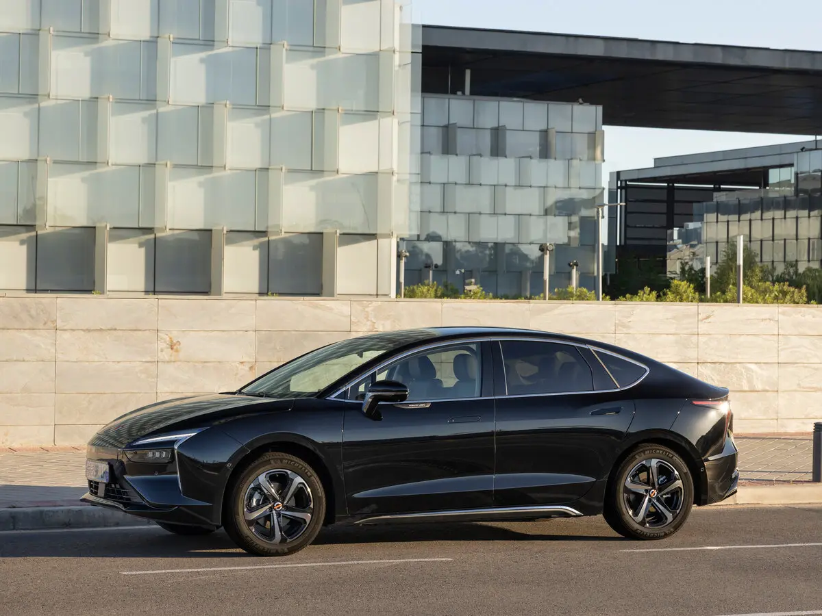 Mobilize Limo 2022 – 2023 Седан — photo 2