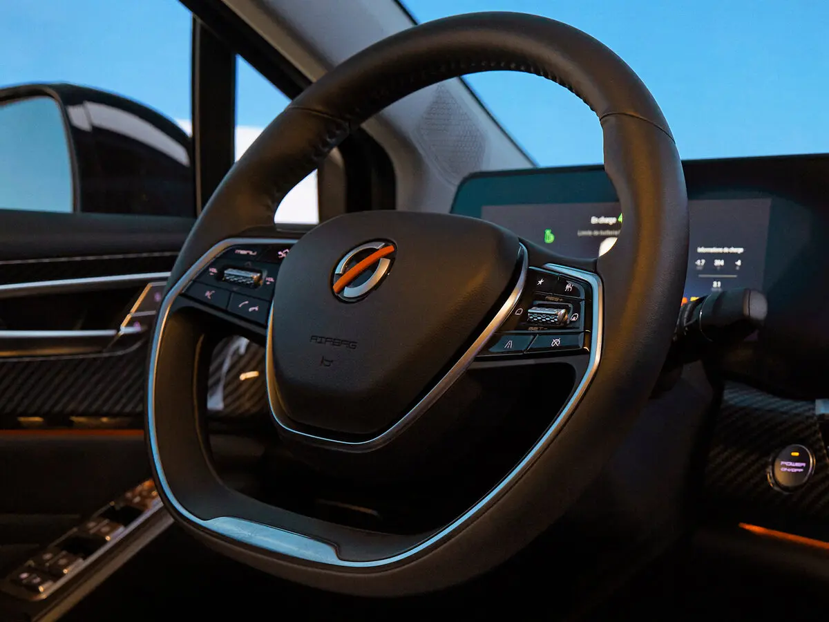 Mobilize Limo 2022 – 2023 Седан — photo 9