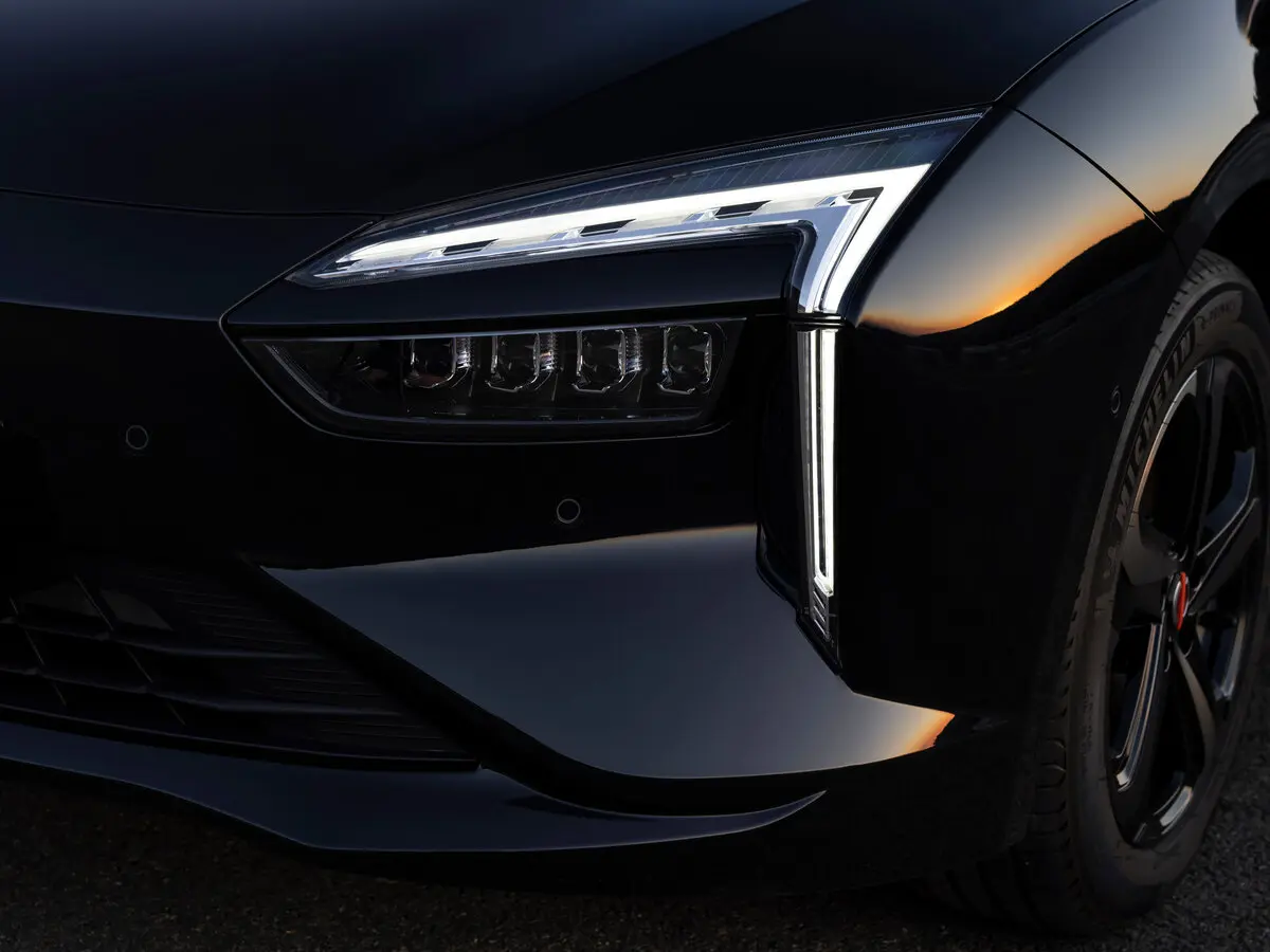 Mobilize Limo 2022 – 2023 Седан — photo 13