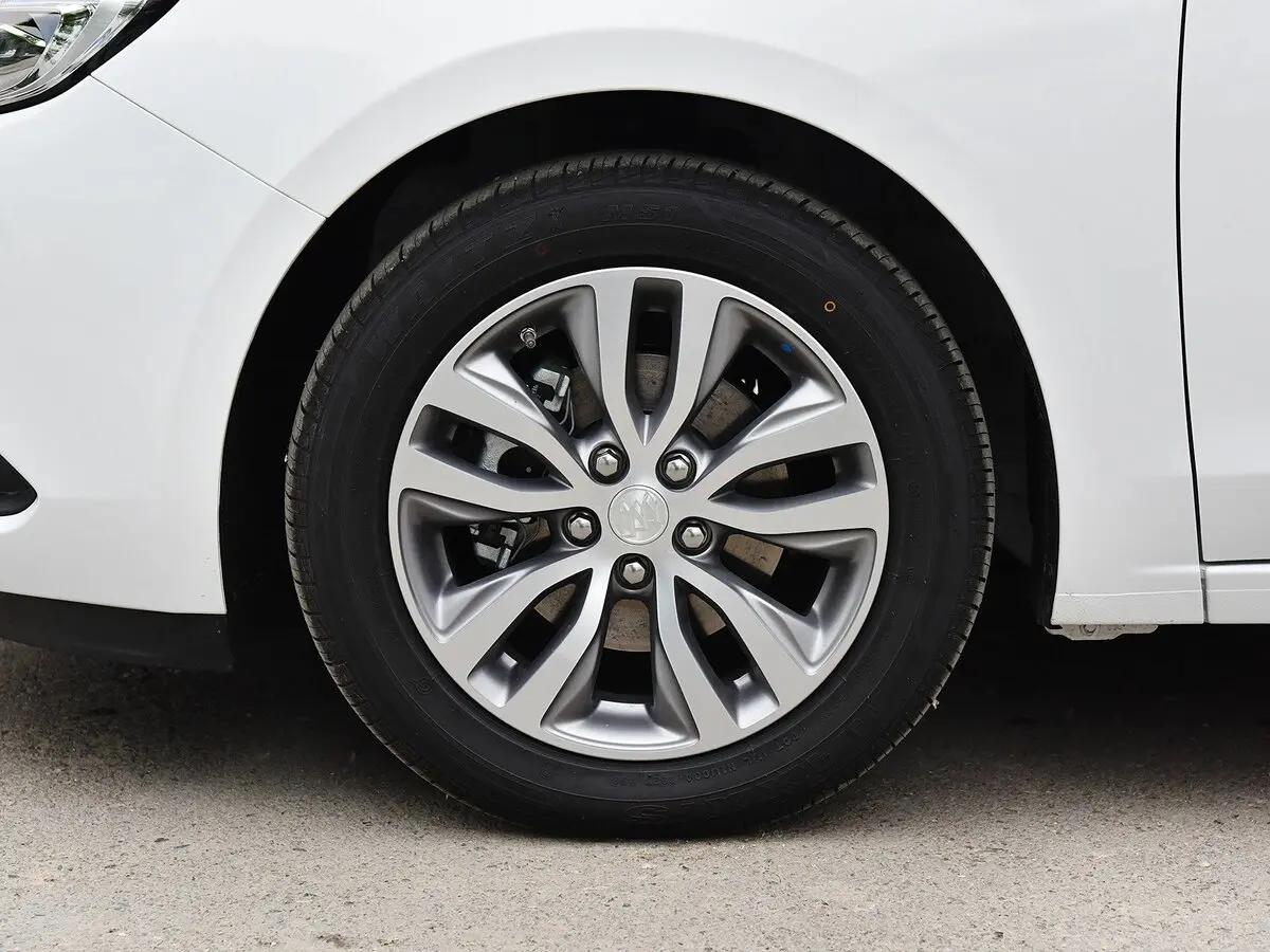 Buick Excelle III Рестайлинг Седан GT — 照片 11