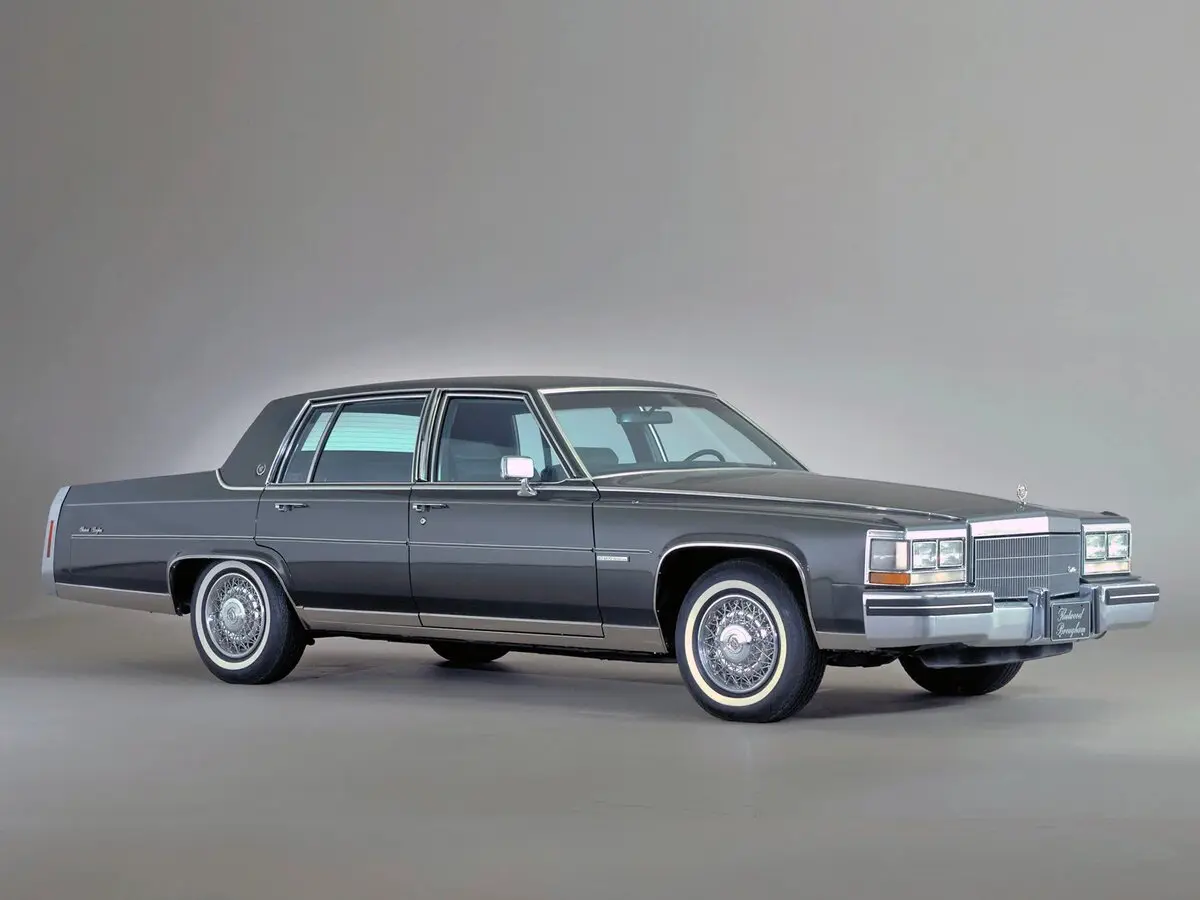 Cadillac Fleetwood Brougham II Рестайлинг Седан — сүрөт 2