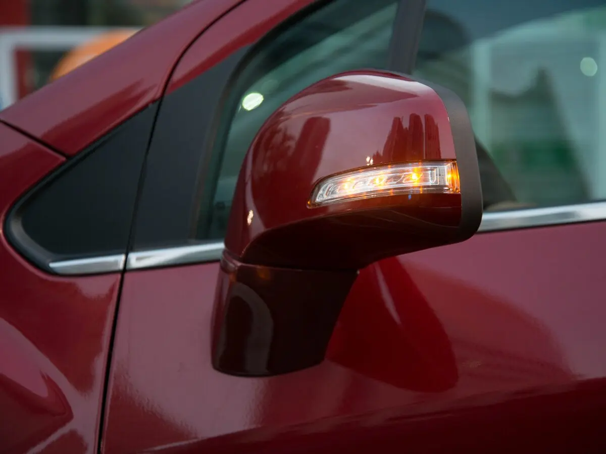 Chevrolet Tracker III Рестайлинг Внедорожник 5 дв. — сүрөт 11