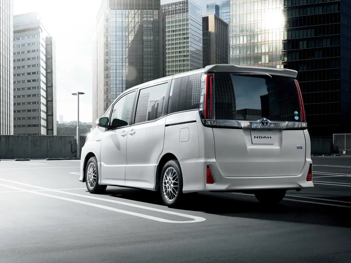 Toyota Noah III (R80) Рестайлинг Минивэн — фото 3