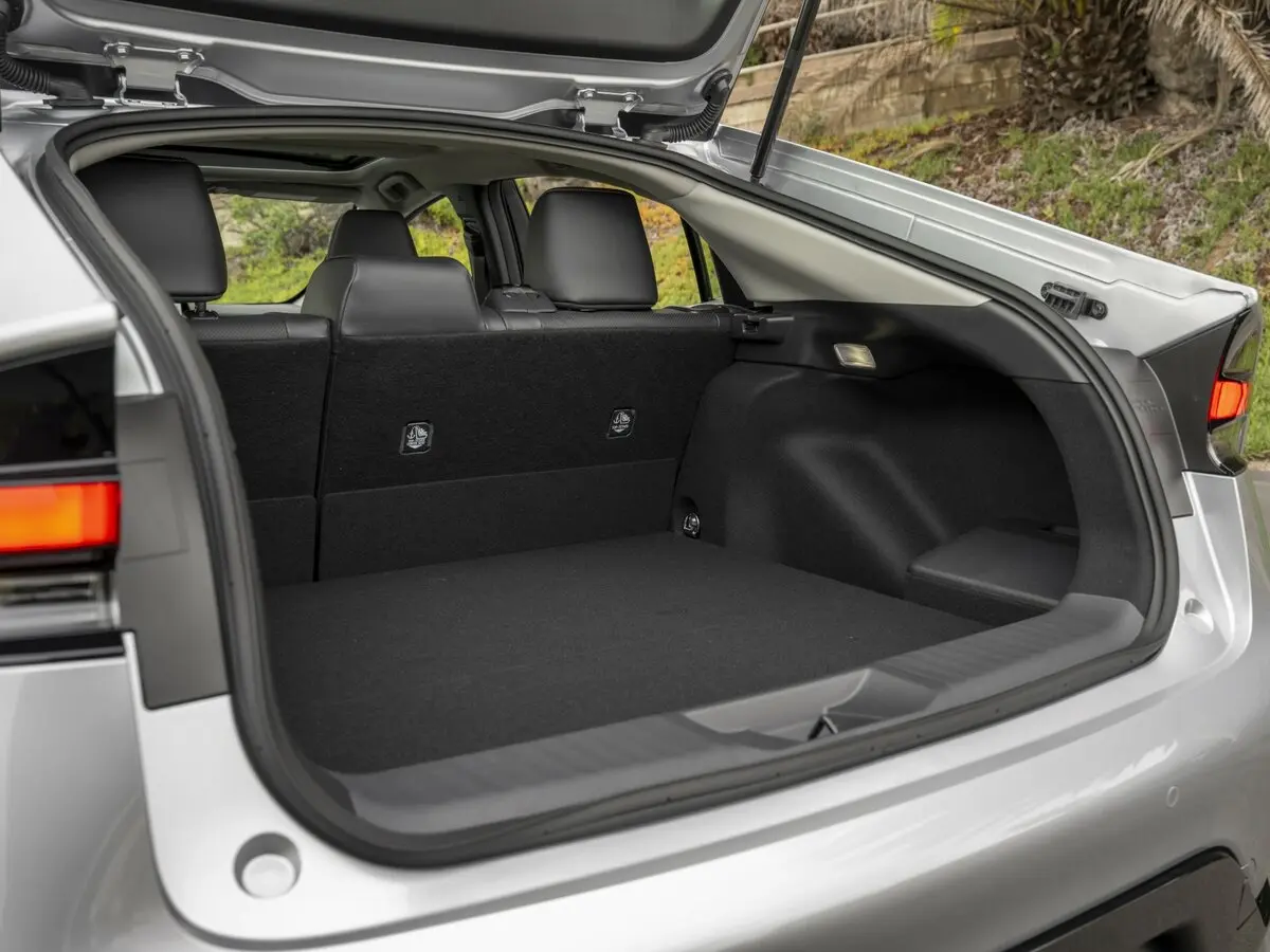 Toyota Prius V (XW60) Лифтбек — фото 11