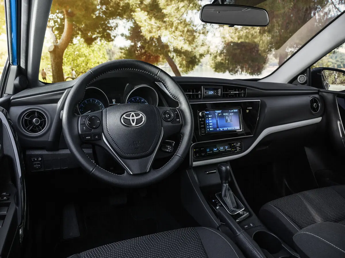 Toyota Corolla XI (E160, E170, E180) Рестайлинг 1 Хэтчбек 5 дв. iM — фото 6