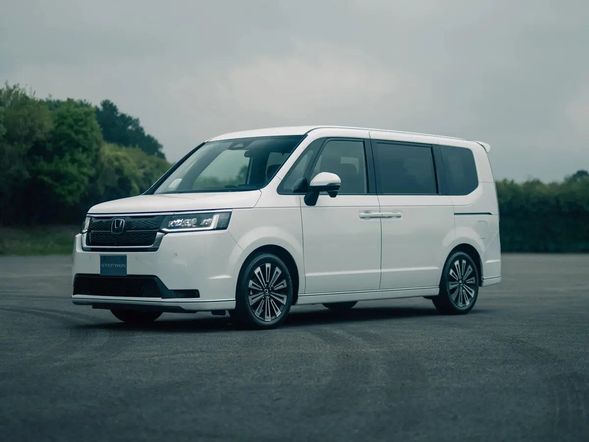 Honda Stepwgn VI Минивэн Spada
